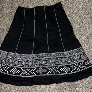 White skirt with beautiful design Size 0 Ann Taylor